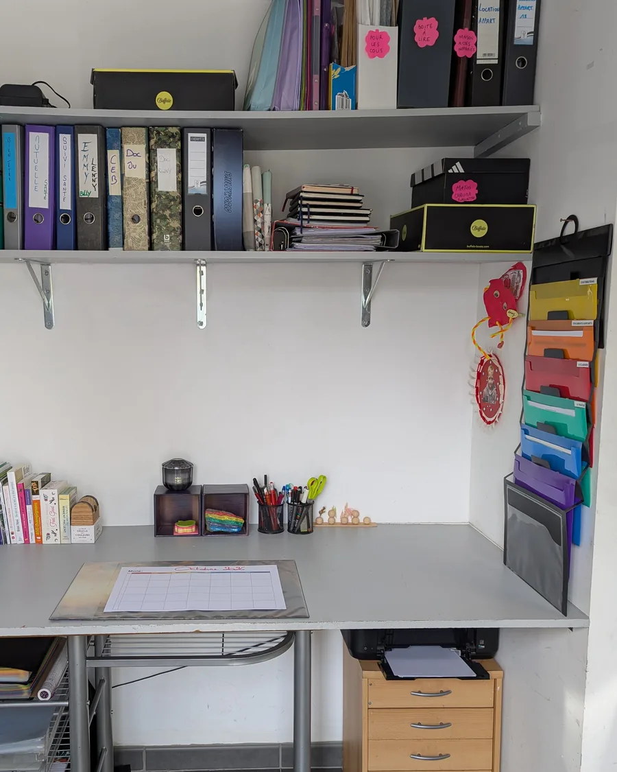 Le même coin bureau après désencombrement par une home organiser près de Ciney : classeurs alignés, plan de travail dégagé